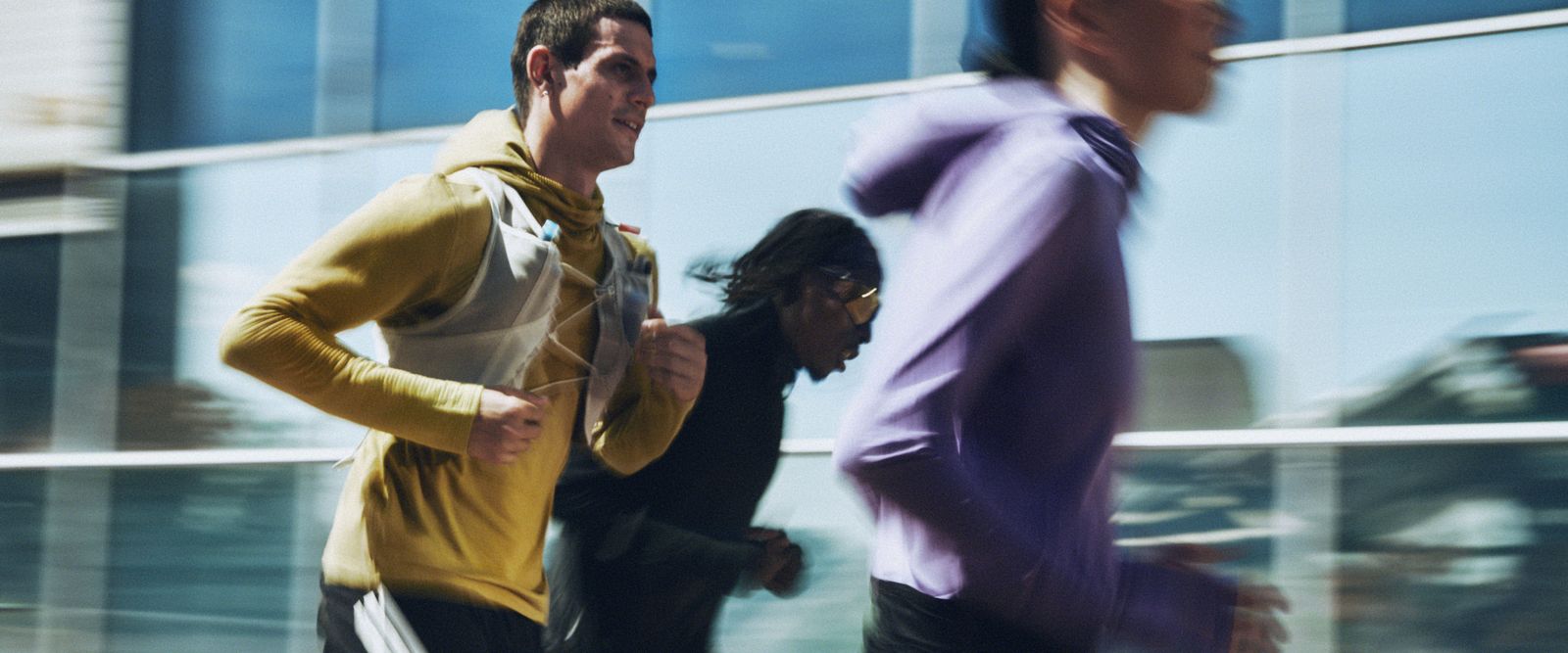 adidas Performance koşu kampanyası: şehirde koşan üç koşucu
