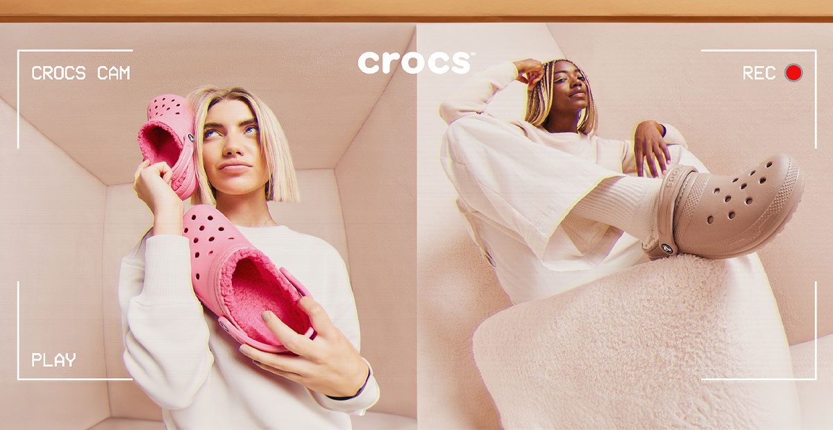 Crocs kampanyası: pembe ve gri Crocs clog terlikler