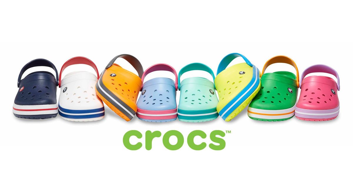 Farklı renklerde Crocs Crocband clog terlikler