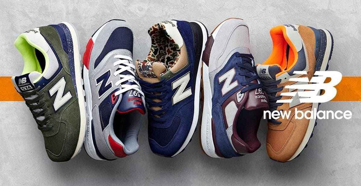 New Balance logosu ve yan yana dizilmiş New Balance sneaker'lar