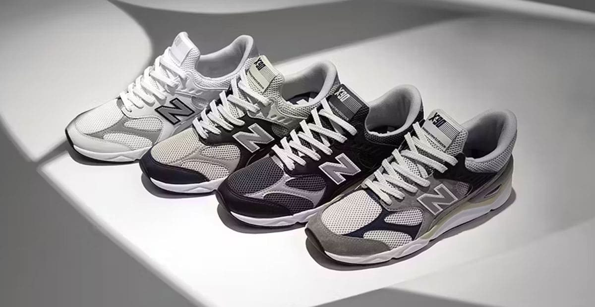 Beyazdan siyaha dört New Balance sneaker
