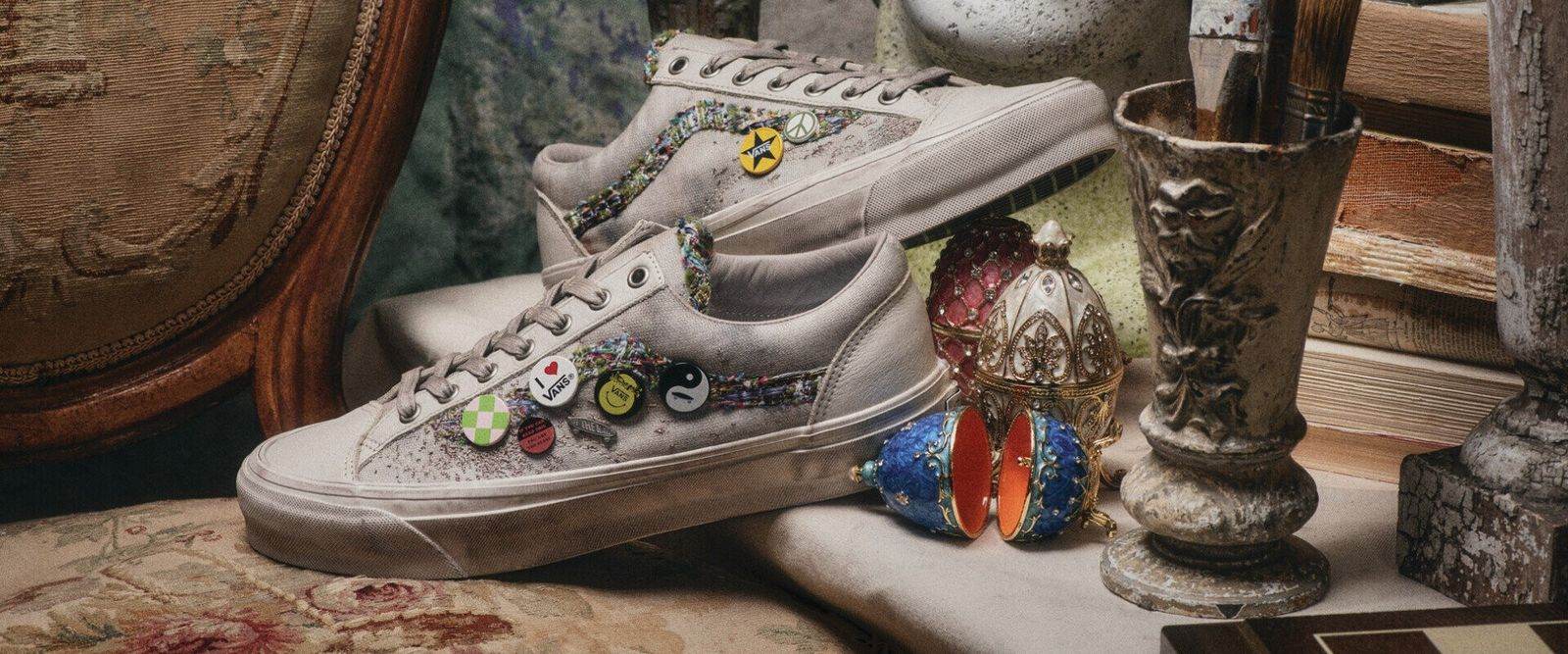 Vans kampanya görseli: eski eşyalar arasında Vans ayakkabılar